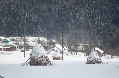 Karpatya dağlarında karların altında saman yığını