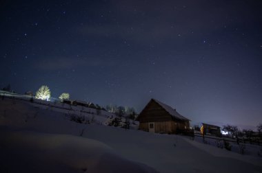 Karpatya dağlarındaki Ukrayna köyünde gece