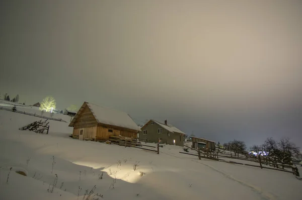 Mały Drewniany Domek Karpatach Ukraińskich Tle Lasu Zimowego Nocy — Zdjęcie stockowe