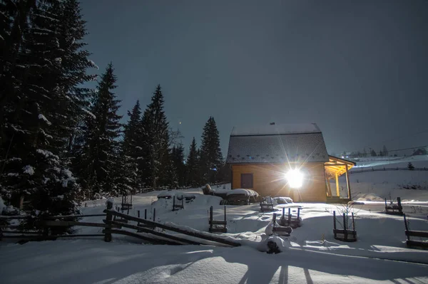 Mały Drewniany Domek Karpatach Ukraińskich Tle Lasu Zimowego Nocy — Zdjęcie stockowe