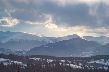 Dağlarda kış - Karpatlar 'ın küçük Ukrayna köyü karla kaplı