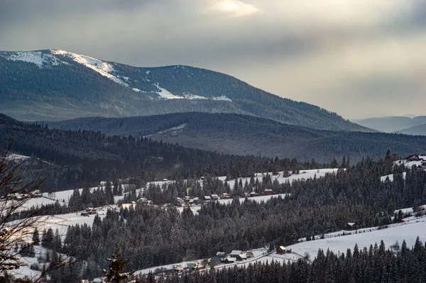 Vinter Bergen Liten Ukrainsk Karpaterna Täckt Med Snö — Stockfoto