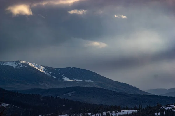 Invierno Las Montañas Pequeño Pueblo Ucraniano Los Cárpatos Cubierto Nieve — Foto de Stock