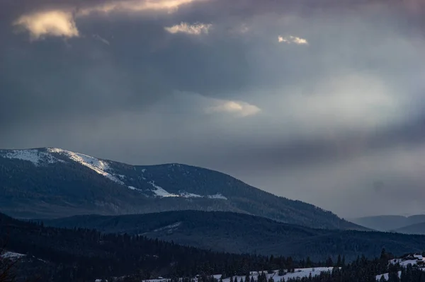 Winter Bergen Klein Oekraïens Dorp Karpaten Bedekt Met Sneeuw — Stockfoto