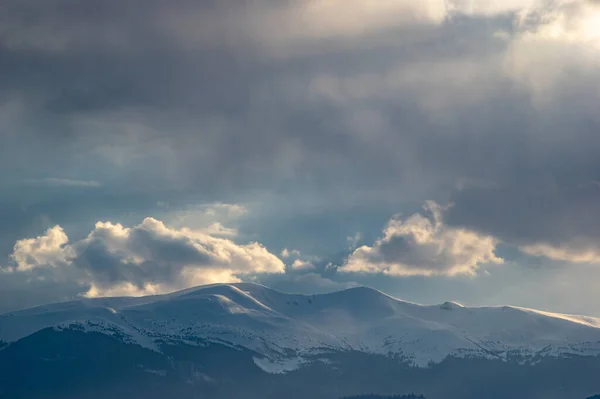 Dağlarda Kış Karpatlar Küçük Ukrayna Köyü Karla Kaplı — Stok fotoğraf