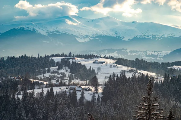 Invierno Las Montañas Pequeño Pueblo Ucraniano Los Cárpatos Cubierto Nieve Fotos de stock