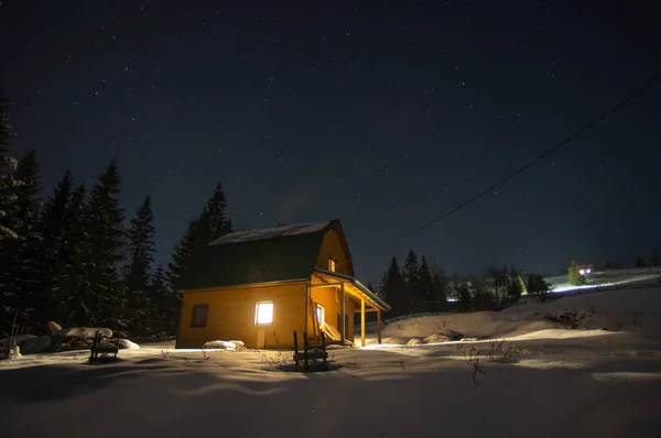 Haus Bei Nacht Winter Den Karpaten — Stockfoto