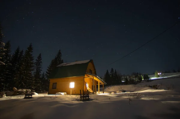 Haus Bei Nacht Winter Den Karpaten — Stockfoto