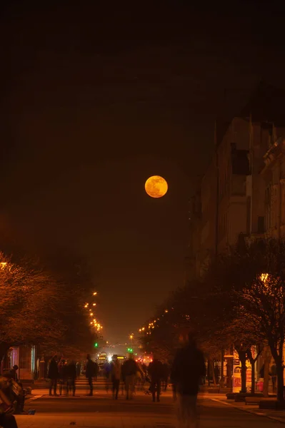 Вулиці Нічного Міста Україні Тлі Місяця Сходить — стокове фото