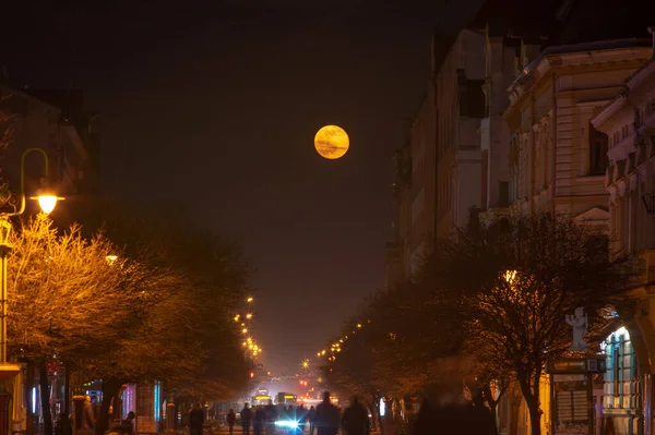 Вулиці Нічного Міста Україні Тлі Місяця Сходить — стокове фото