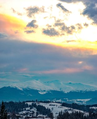 Kışın Karpat Dağları 'nın güzel manzarası