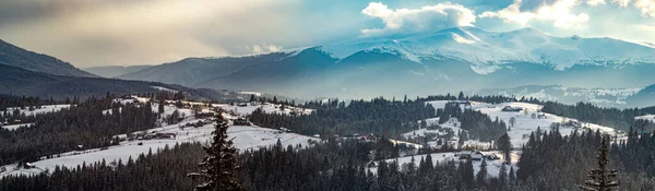 Raios Solares Pôr Sol Inverno Nas Montanhas Dos Cárpatos — Fotografia de Stock