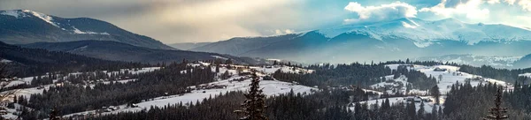 Zonnestralen Bij Zonsondergang Winter Karpaten — Stockfoto