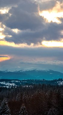 Karpatlar 'da kış akşamları gökyüzü