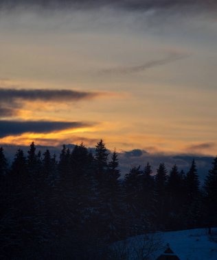 Karpatlar 'da kış akşamları gökyüzü