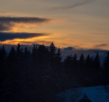 Karpatlar 'da kış akşamları gökyüzü