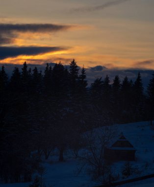 Karpatlar 'da kış akşamları gökyüzü