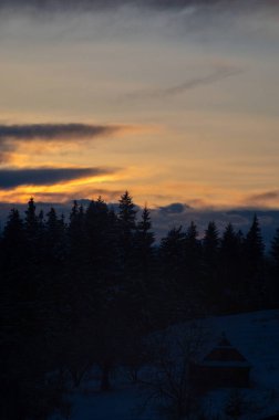 Karpatlar 'da kış akşamları gökyüzü