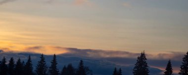 Karpatlar 'da kış akşamları gökyüzü