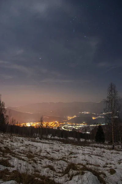Karpat Dağları Ndaki Gece Şehrinin Güzel Manzarası — Stok fotoğraf