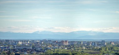 Bir bahar günü Ukrayna şehrinin panoraması