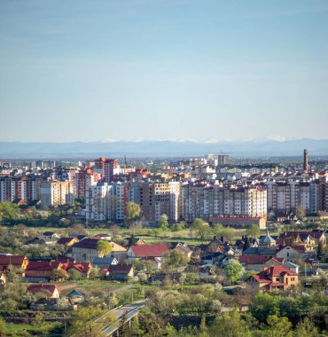 Bir bahar günü Ukrayna şehrinin panoraması