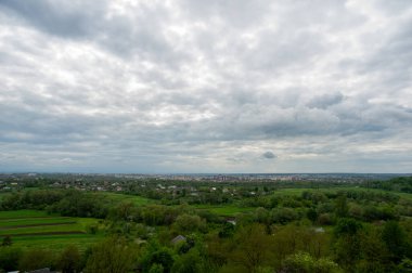 Ivano-Frankivsk panoraması üzerinde kara bulutlar