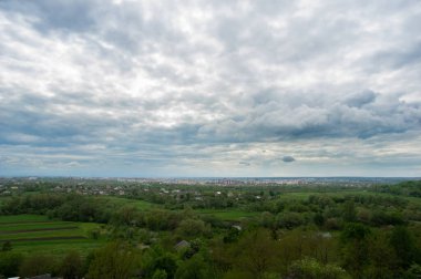Ivano-Frankivsk panoraması üzerinde kara bulutlar