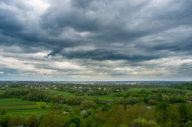 Ivano-Frankivsk panoraması üzerinde kara bulutlar