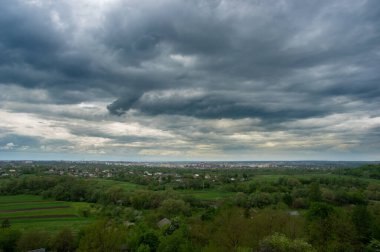 Ivano-Frankivsk panoraması üzerinde kara bulutlar
