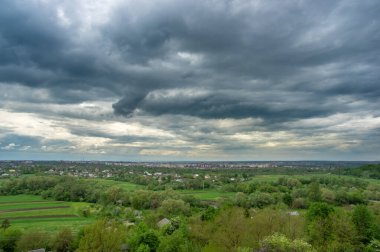 Ivano-Frankivsk panoraması üzerinde kara bulutlar