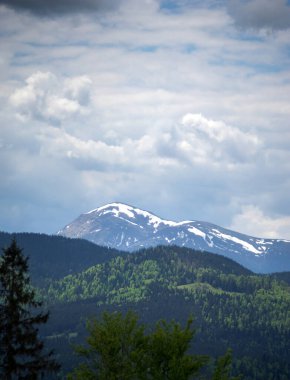 Karpatlar 'ın güzel manzarası bir bahar günü kar altında.