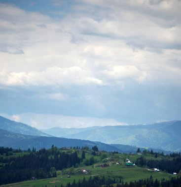 Karpatlar 'ın güzel manzarası bir bahar günü kar altında.