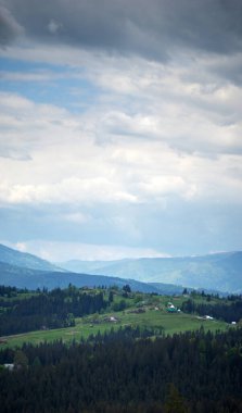 Karpatlar 'ın güzel manzarası bir bahar günü kar altında.