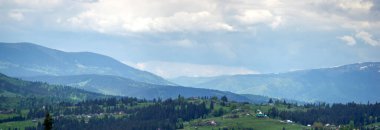 Karpatlar 'ın güzel manzarası bir bahar günü kar altında.