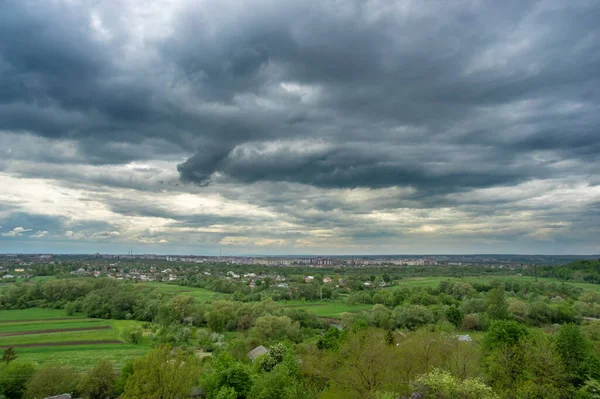 Ivano-Frankivsk panoraması üzerinde kara bulutlar