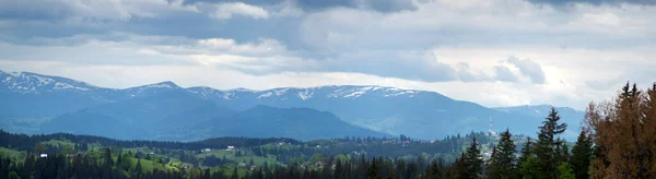 Schönes Dorf Den Karpaten Einem Frühlingstag — Stockfoto