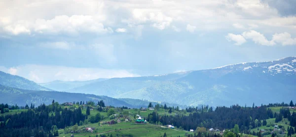 Beau Village Dans Les Montagnes Des Carpates Jour Printemps — Photo