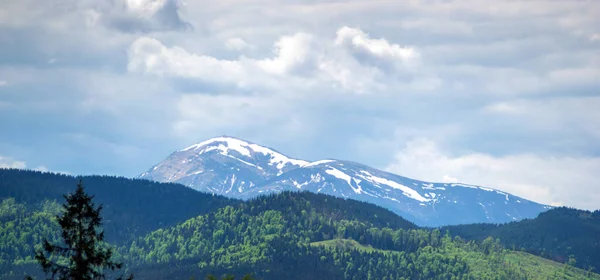 Prachtig Panorama Van Karpaten Sneeuw Een Lentedag — Stockfoto