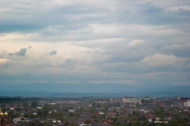 Yağmurlu bir günde Ukrayna 'da bir şehrin manzarası