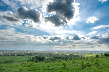 İvano-Frankivsk şehri baharda bulutlu bir günde, panorama