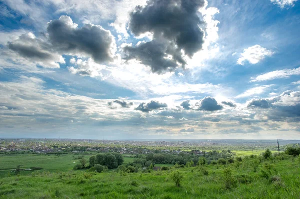 İvano-Frankivsk şehri baharda bulutlu bir günde, panorama