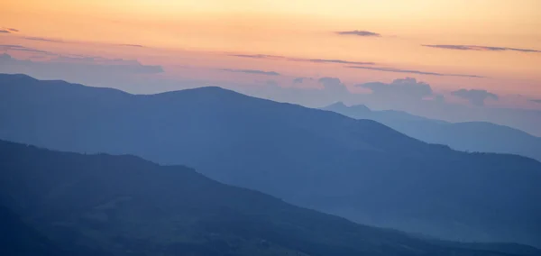 Kolorowe Sylwetki Gór Zachodzie Słońca Karpatach Lecie — Zdjęcie stockowe
