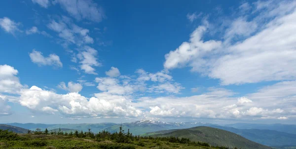 パノラマの山の牧草地 青空と雲 山からの眺め 山の中での旅行と休暇 — ストック写真