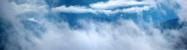 Karpatlar Daki Yağmurdan Sonra Sis Dağların Üzerinden Yükseliyor — Stok fotoğraf