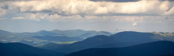 夏日薄雾中喀尔巴阡山脉的美丽全景 — 图库照片