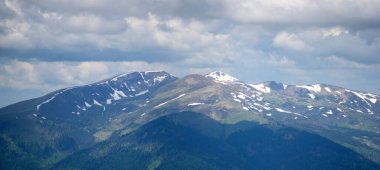 Karpat Dağları 'nın güzel manzarası Yazın kar ve sislerin içinde
