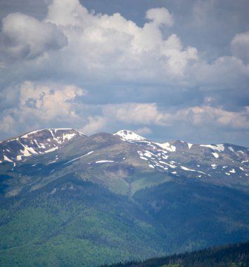 Karpat Dağları 'nın güzel manzarası Yazın kar ve sislerin içinde