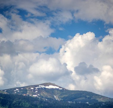 Karpat Dağları 'nın güzel manzarası Yazın kar ve sislerin içinde