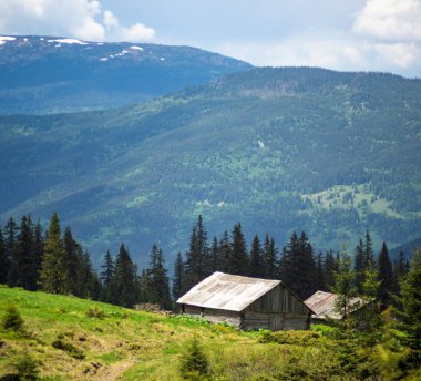 Dağ çayırının manzarası, mavi gökyüzü ve bulutlar. Dağın manzarası. Seyahat ve tatil dağlarda.
